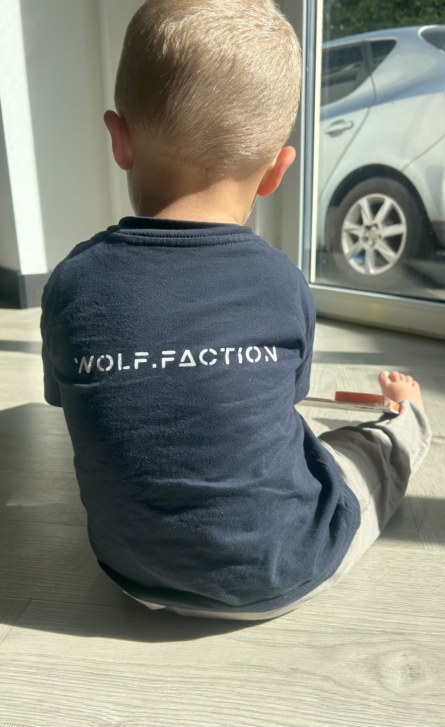 SHAPED & LITTLE WOLF T-SHIRT (marineblauw)