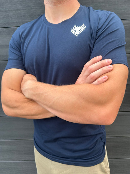 SHAPED & LITTLE WOLF T-SHIRT (marineblauw)